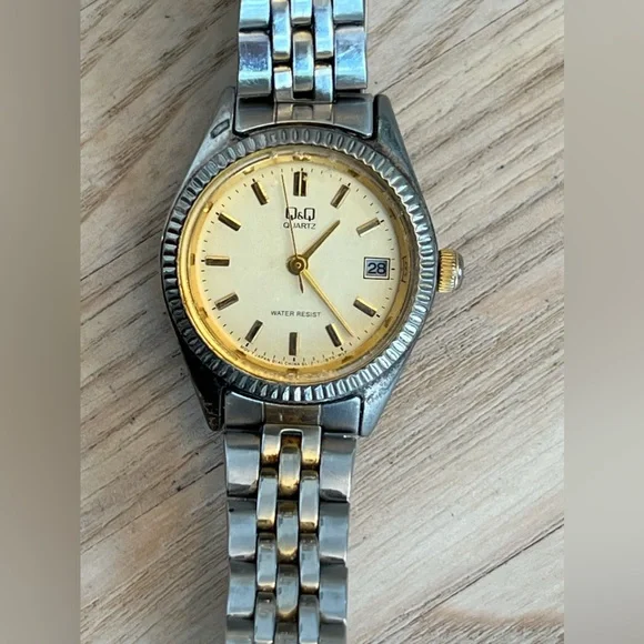 Q&Q Ladies Watch Two Tone Stainless Bracelet Gold Tone Dial Date Window - Picture 5 of 13